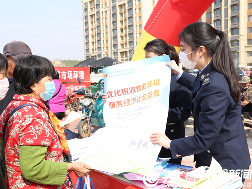 临港区税务局进基层 便民办税普及税法知识